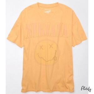● MEDIUM ● NWT Women's Nirvana Smiley Face Graphic Tee
